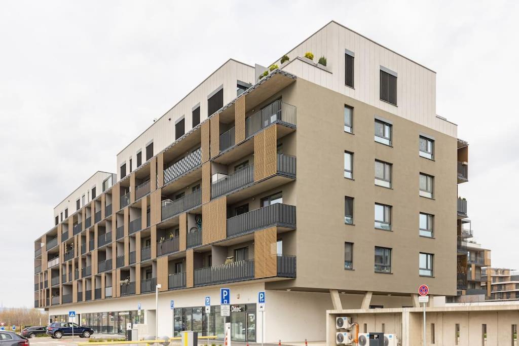Cityscape Oasis: Active Studio Heaven Братислава Экстерьер фото
