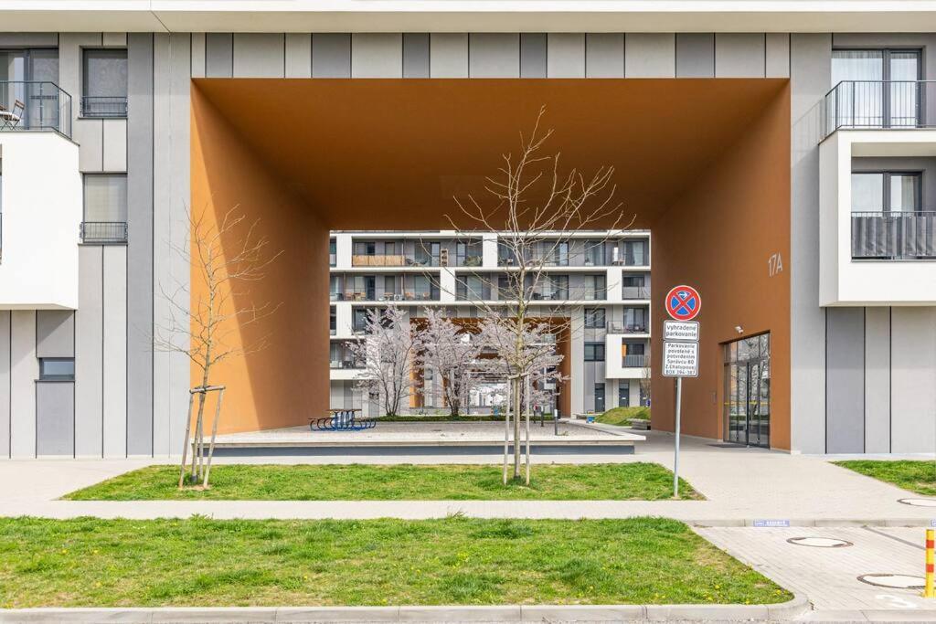 Cityscape Oasis: Active Studio Heaven Братислава Экстерьер фото